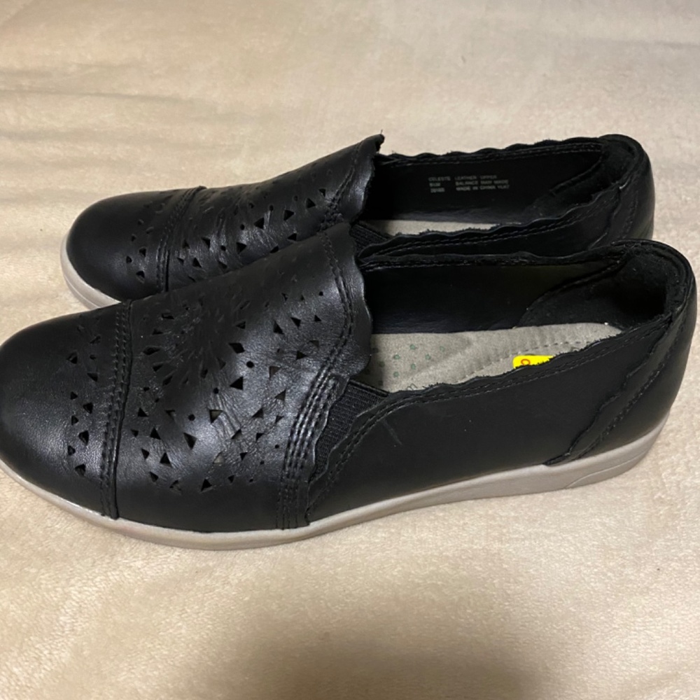 Shoes - Picture 3 of 4